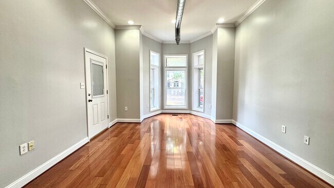 El ventanal ofrece mucha luz natural. - 52 New York Ave NW