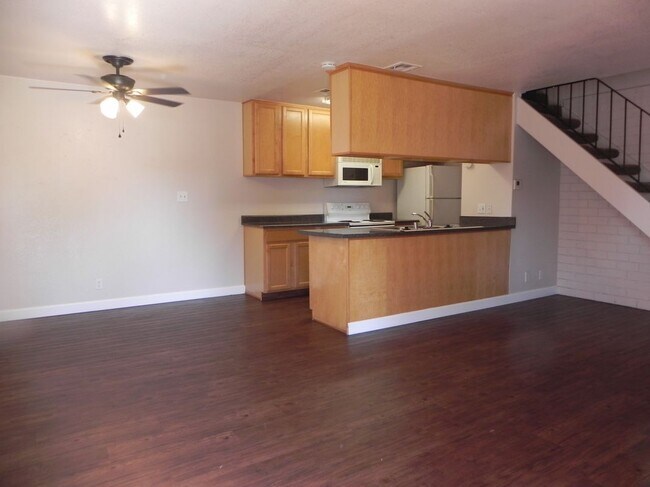 Building Photo - 2216 Peach Ave
