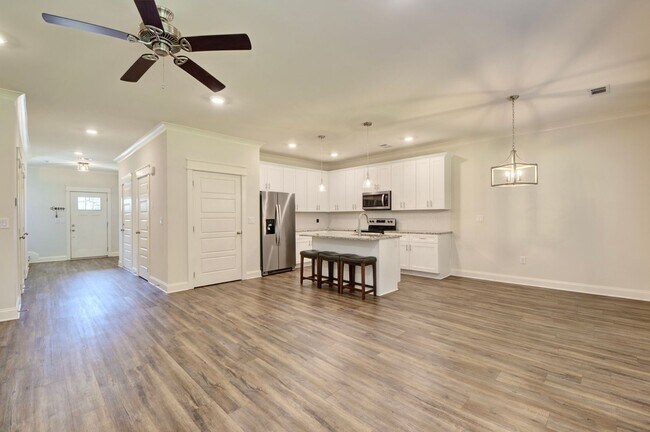 Foto del edificio - Luxury 3-Bed, 3.5-Bath Townhome in Gatewoo...
