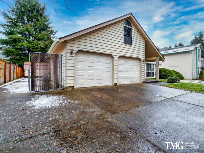 Building Photo - Centrally Located, 3 Bedrooms, 2.5 Bath, T...