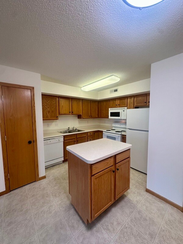 Building Photo - 640 Colton Cir NE