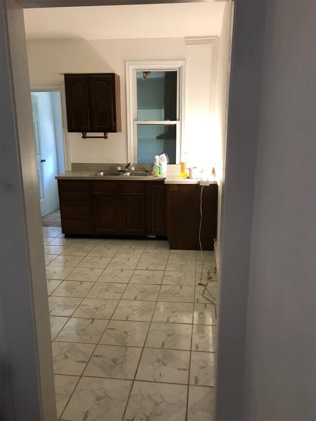 Building Photo - 1249 James St