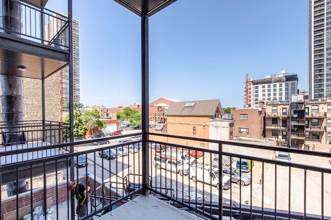 Building Photo - 1553 N Wells St