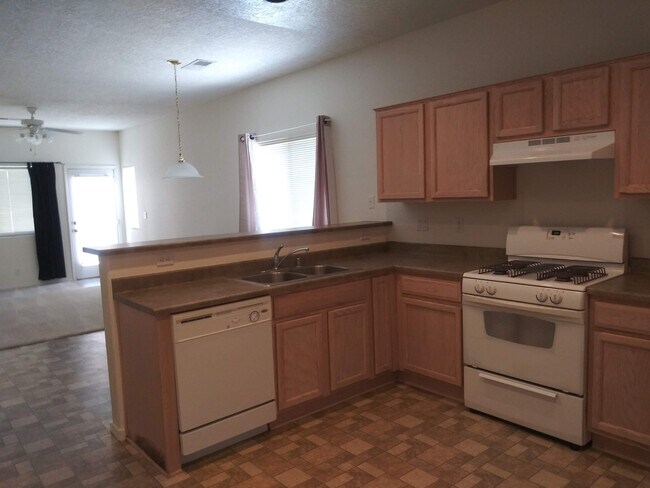 Foto del edificio - 3 Bdrm 2 BA  1,615 SqFt