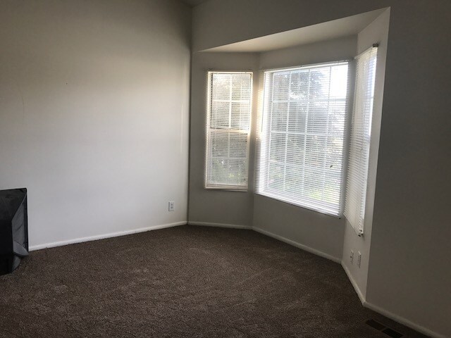 Foto del edificio - Spacious West Jordan Home w 2 car attached...