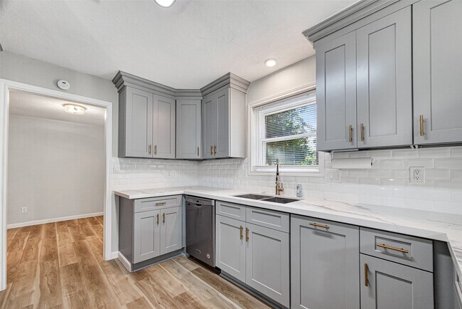 Building Photo - 25503 Foxbriar Ln