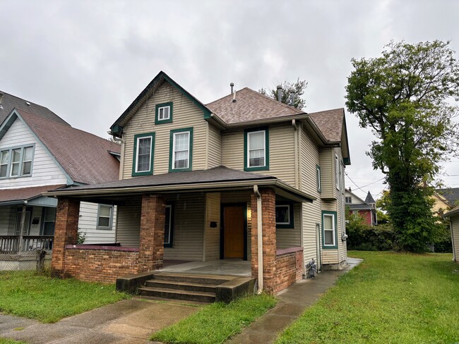 Building Photo - 2433 N Kenwood Ave