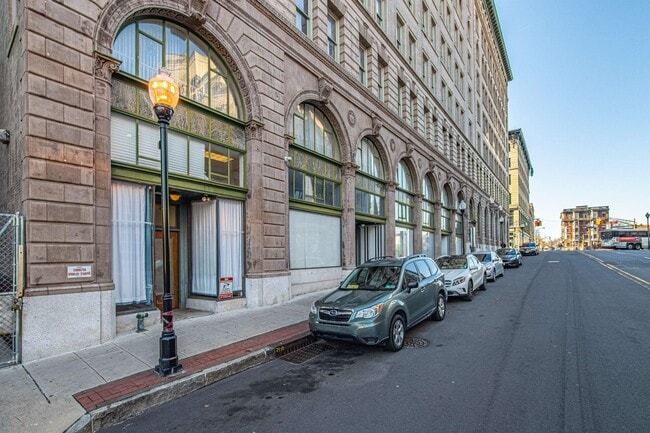 Building Photo - 143 E State St