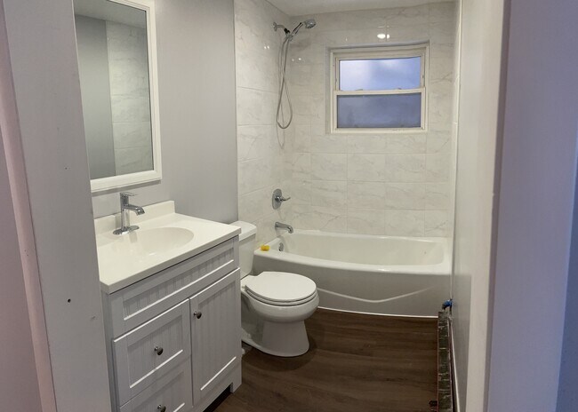 Foto del edificio - 8247 W Irving Park Rd
