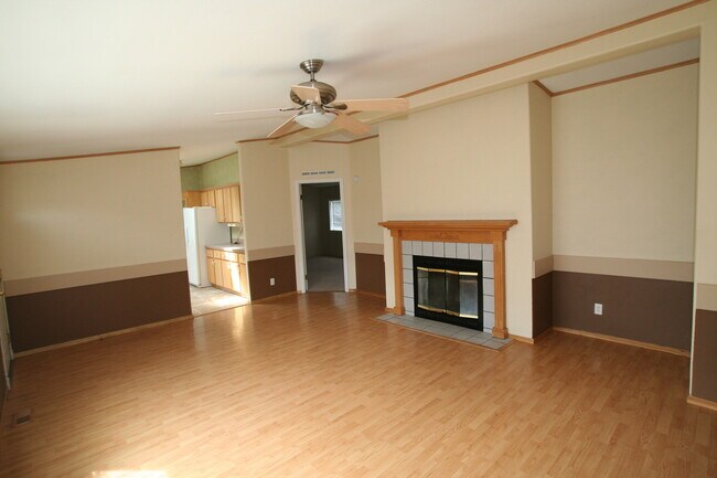 Foto del edificio - 3 bed 2 bath home with fireplace