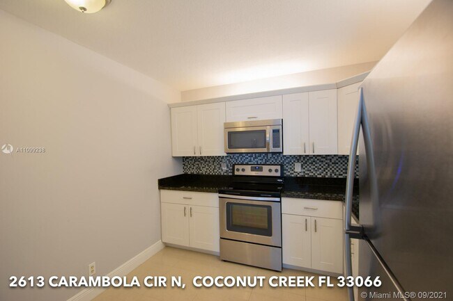Foto del edificio - 2613 Carambola Cir N