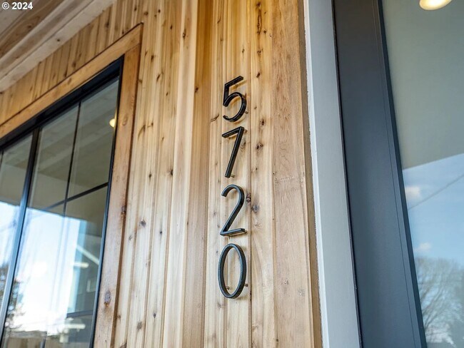 Foto del edificio - 5720 SE Duke St