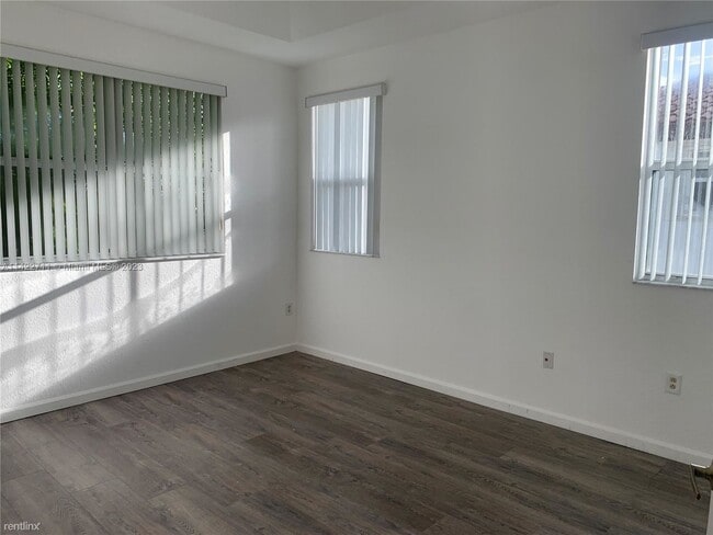 Building Photo - 4 br, 3 bath House - 1040 NE 30th Ave
