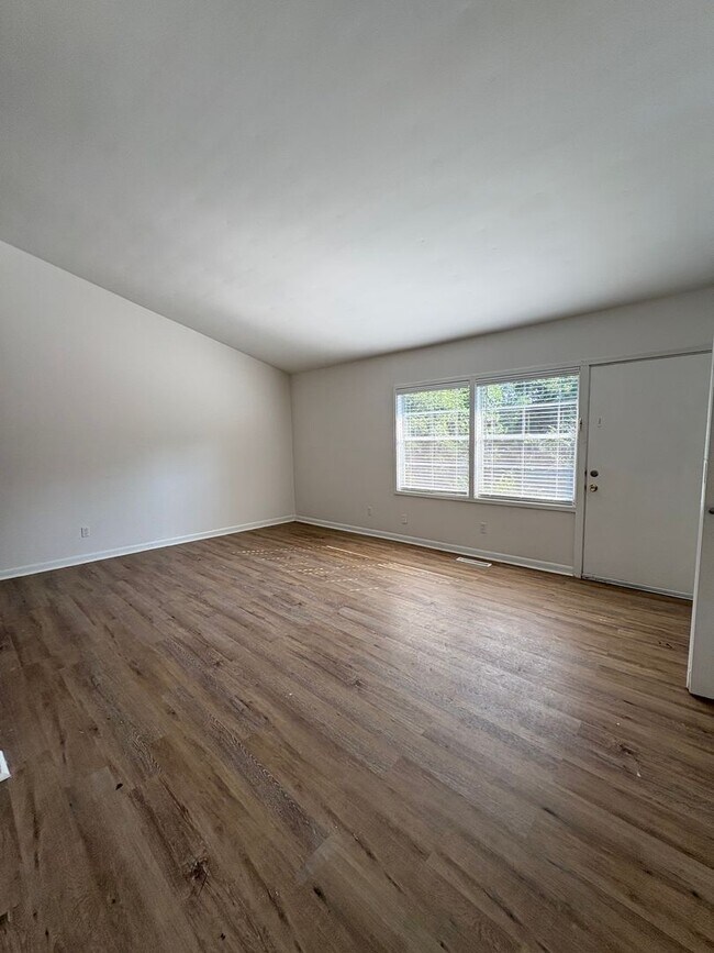 Building Photo - 250 Ridgewood Ave