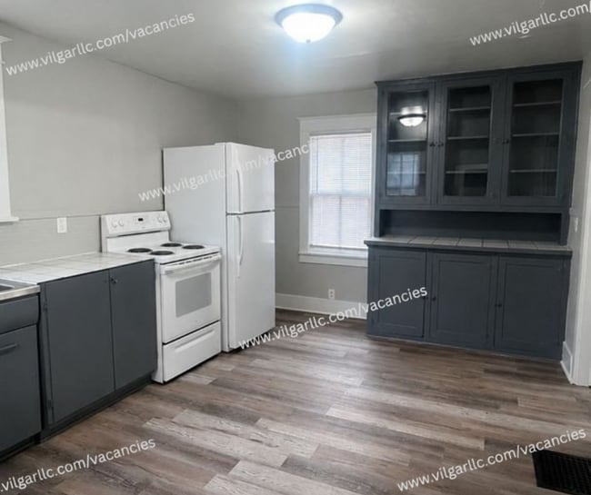 Foto del edificio - Step into comfort, convenience, and quality living in this conveniently designed 4-bedroom, 2-flo...