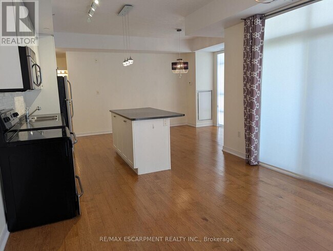 Photo du bâtiment - 90 Charlton Ave W