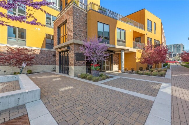 Foto del edificio - COME HOME TO REFINED DOWNTOWN LUXURY CONDO...