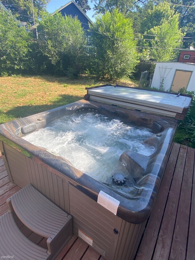 Foto principal - 5 br, 3 bath House - 1363 West 6th Street