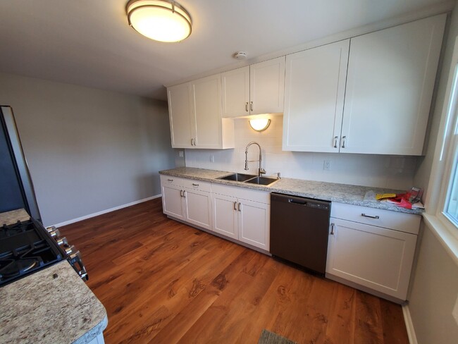 Building Photo - Gorgeous 3 bedroom 2 bath CHECK OUT VIDEO ...