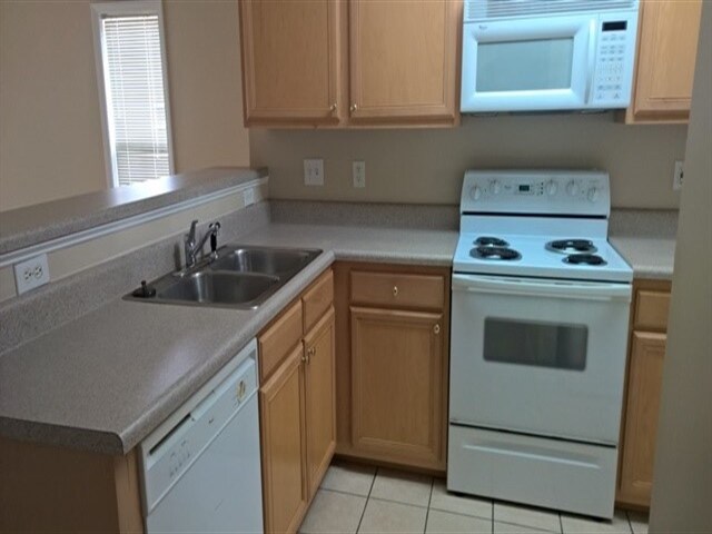 Building Photo - 5760 Regent Village Dr