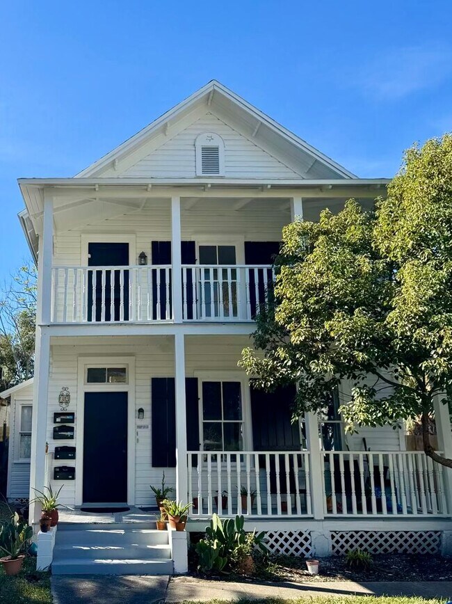 Building Photo - 1 Bed 1 Bath Unit Located in Historic District of St. Augustine! In Unit Washer Dryer, and Balcon...