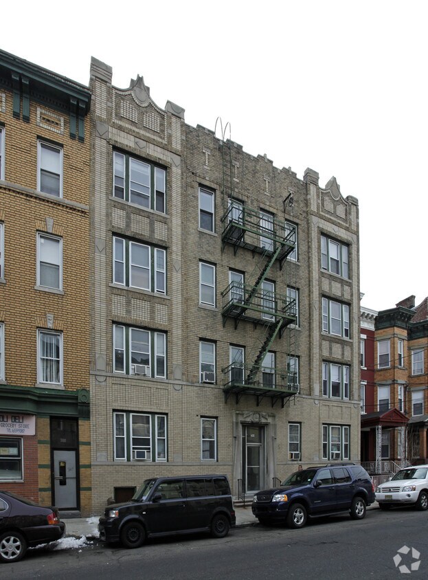 Primary Photo - 384 Baldwin Ave