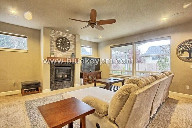 Building Photo - 4 Bed, 2.5 Baths Home in Orchards