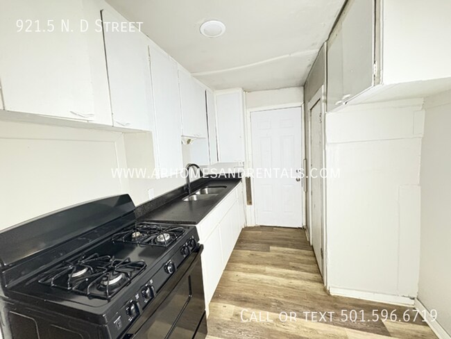 Building Photo - 921.5 N. D Street-