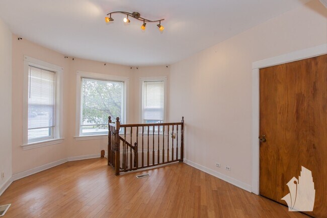 Building Photo - 5454 N Ashland Ave
