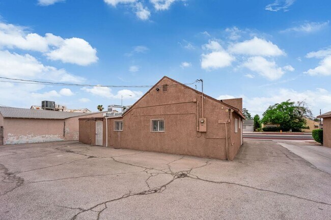 Building Photo - 1404 S Maryland Pkwy