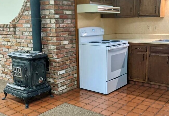 cocina contigua a la sala de estar - 622 S 6th Ave