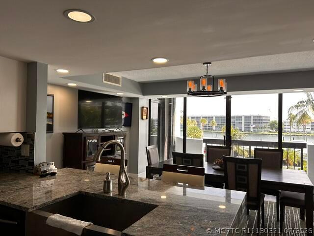 Foto del edificio - 108 Lakeshore Dr