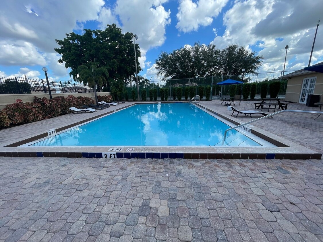 Foto del edificio - ANNUAL RENTAL -  1 BED / 1 BATH CONDO AT M...