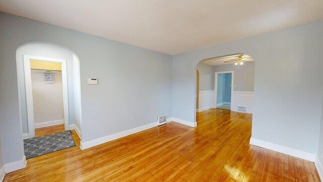 Photo du bâtiment - COZY TWO BEDROOM BUNGALOW WITH LARGE YARD