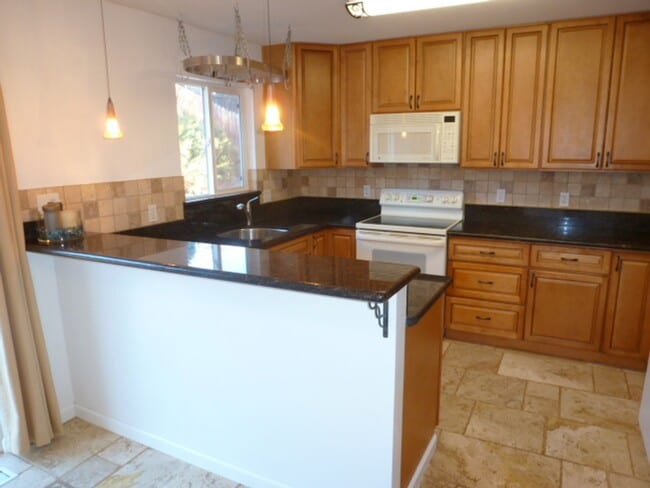 Foto del edificio - Four Bedroom, Two Bath, Two Car Garage Rem...
