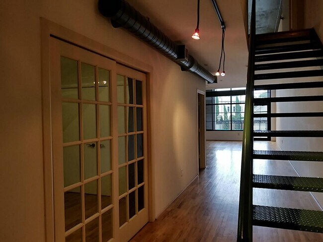 Building Photo - 1005 S Shepherd Dr