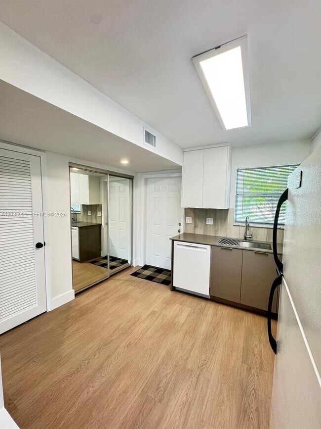 Foto del edificio - 8300 Sunrise Lakes Blvd