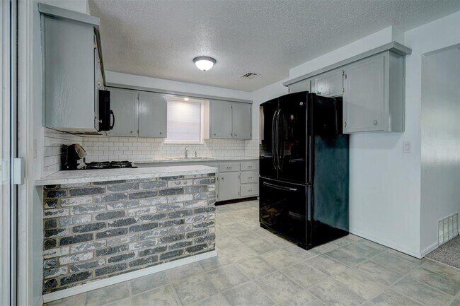 Foto del edificio - 503 Meadow Lake Dr