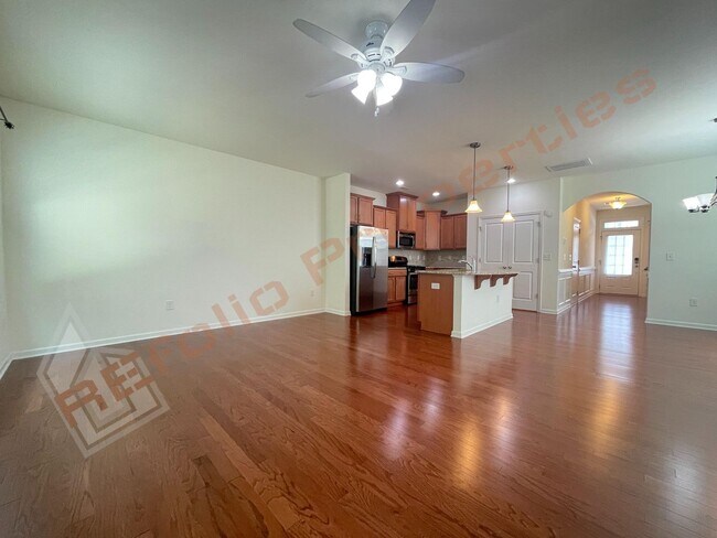 Foto del edificio - Great Location! 2 Story 3 Bedroom 1 Car-Garage End Unit Town Home with Community Pool  @ 55 James...