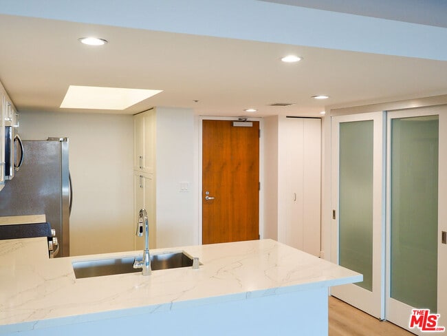 Building Photo - 13700 Marina Pointe Dr