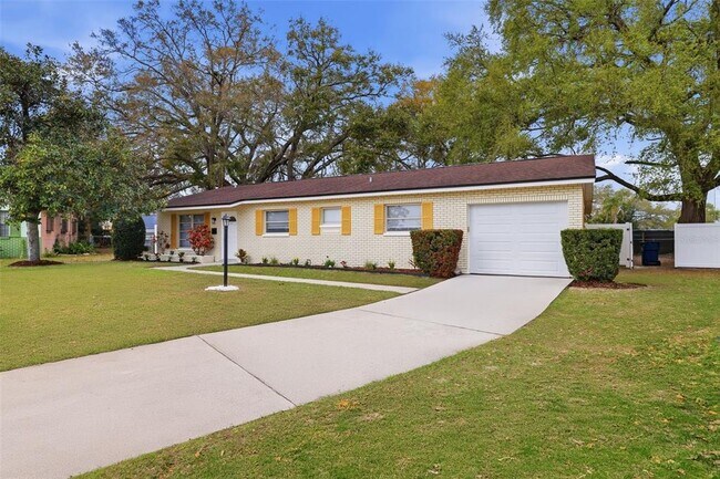 Building Photo - 2327 W Knollwood Pl