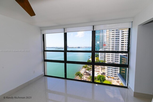 Foto del edificio - 600 NE 36th St