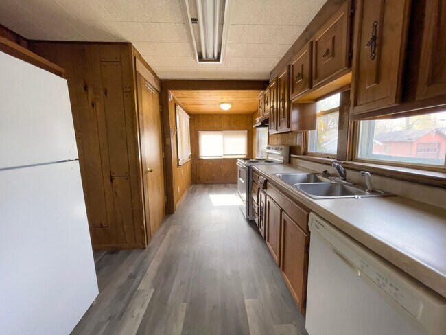 Building Photo - Cozy Home