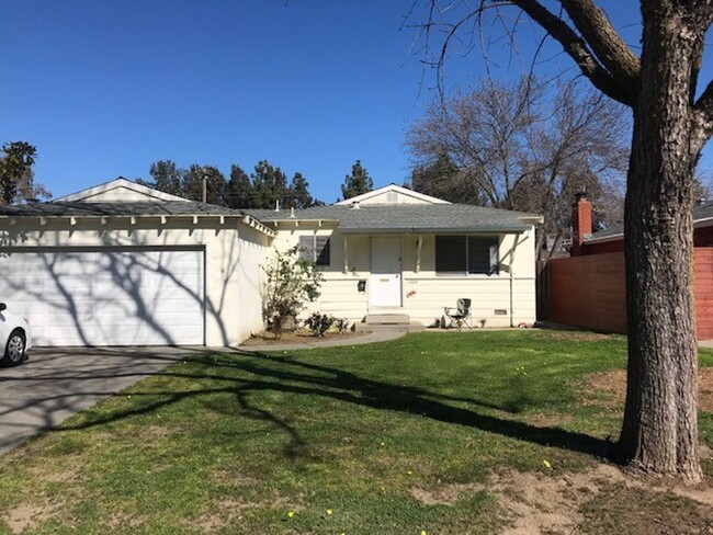 Building Photo - Home in East Davis 3 bed. 2 baths 2 car ga...