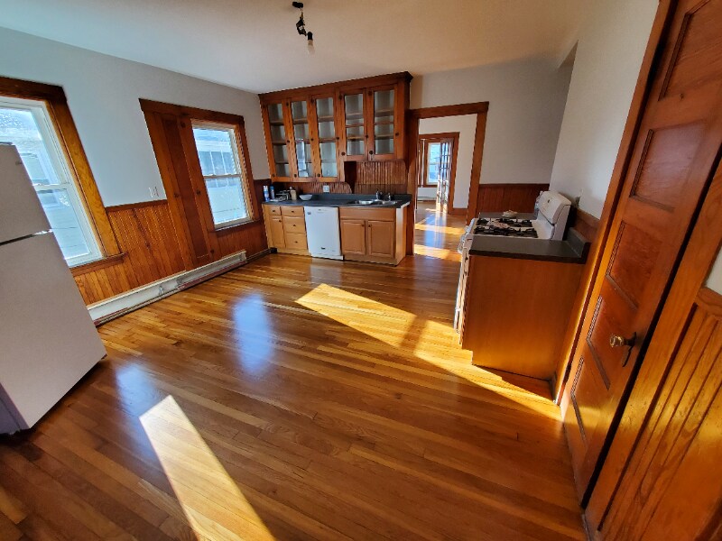 12 Benefit St Unit 2, Warren, RI 02885 Room for Rent in Warren, RI