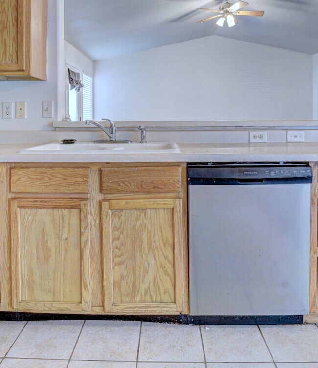 Building Photo - 402 Broken Arrow Dr
