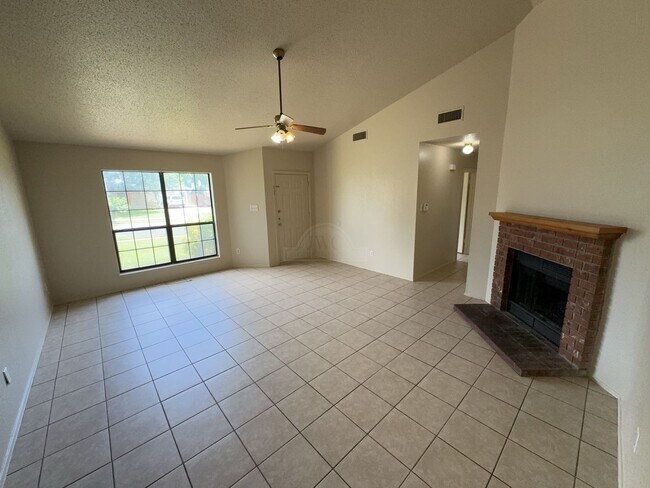 Foto del edificio - 2208 Hemlock Dr