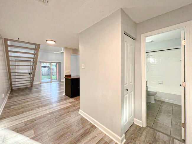 Foto del edificio - 2737 Gray Fox Ln