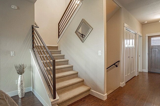 Building Photo - 3 Bedroom townhouse with stunning Ashland views! | Available Now