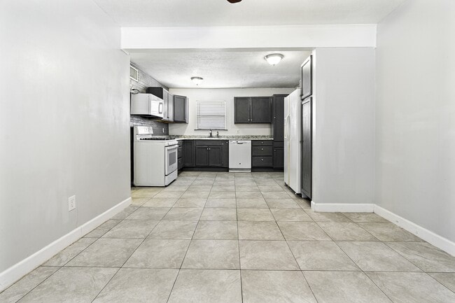 Building Photo - 421 Holy Cross Pl